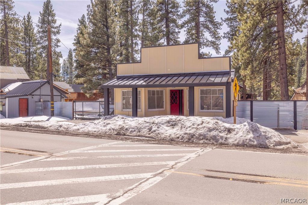 Photo of 39195 North Shore Drive, Big Bear Lake, CA 92333 (MLS # 32601026)