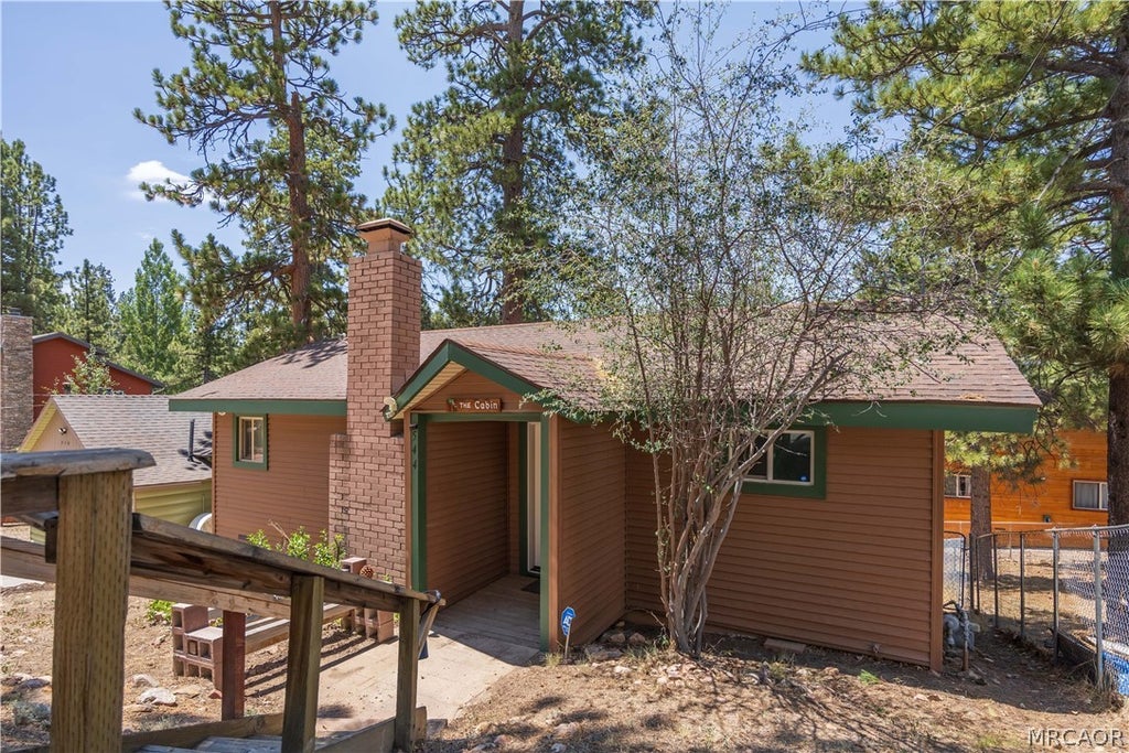 Photo of 544 Vista Lane, Big Bear Lake, CA 92315 (MLS # 32601529)