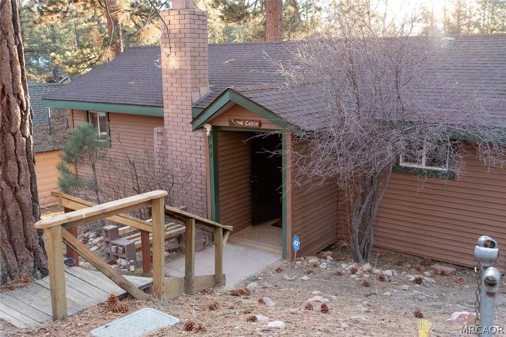 Photo of 544 Vista Lane, Big Bear Lake, CA 92315 (MLS # 32601529)