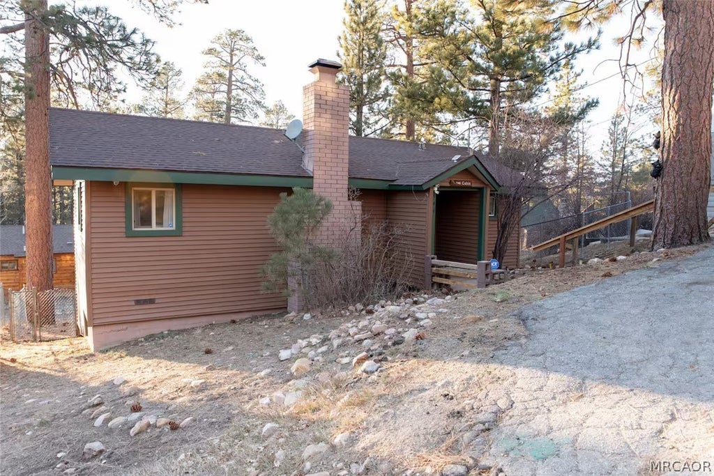 Photo of 544 Vista Lane, Big Bear Lake, CA 92315 (MLS # 32601529)