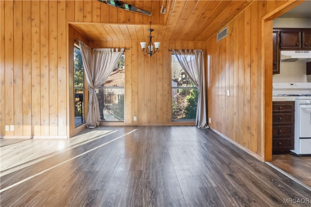 Photo of 27657 Peninsula #110 Drive, Lake Arrowhead, CA 92352 (MLS # 32502804)