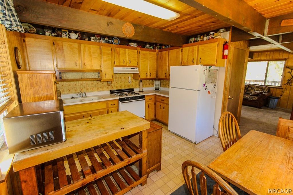 Photo of 136 Mann Drive, Big Bear City, CA 92314 (MLS # 32600997)