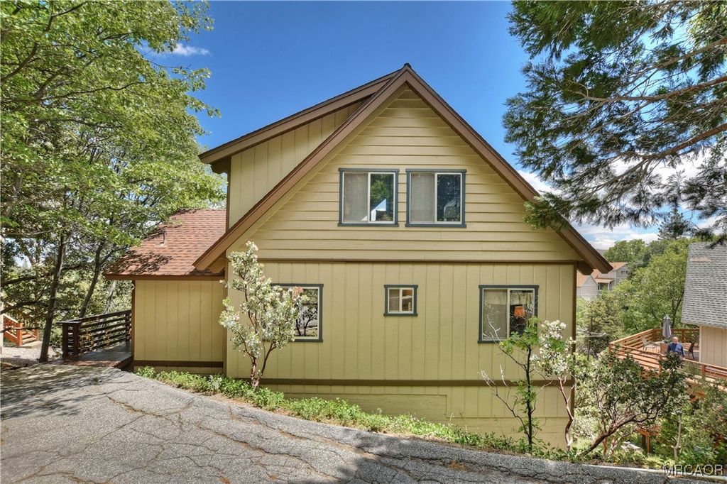 Photo of 1096 Nadelhorn Drive, Lake Arrowhead, CA 92352 (MLS # 32502856)