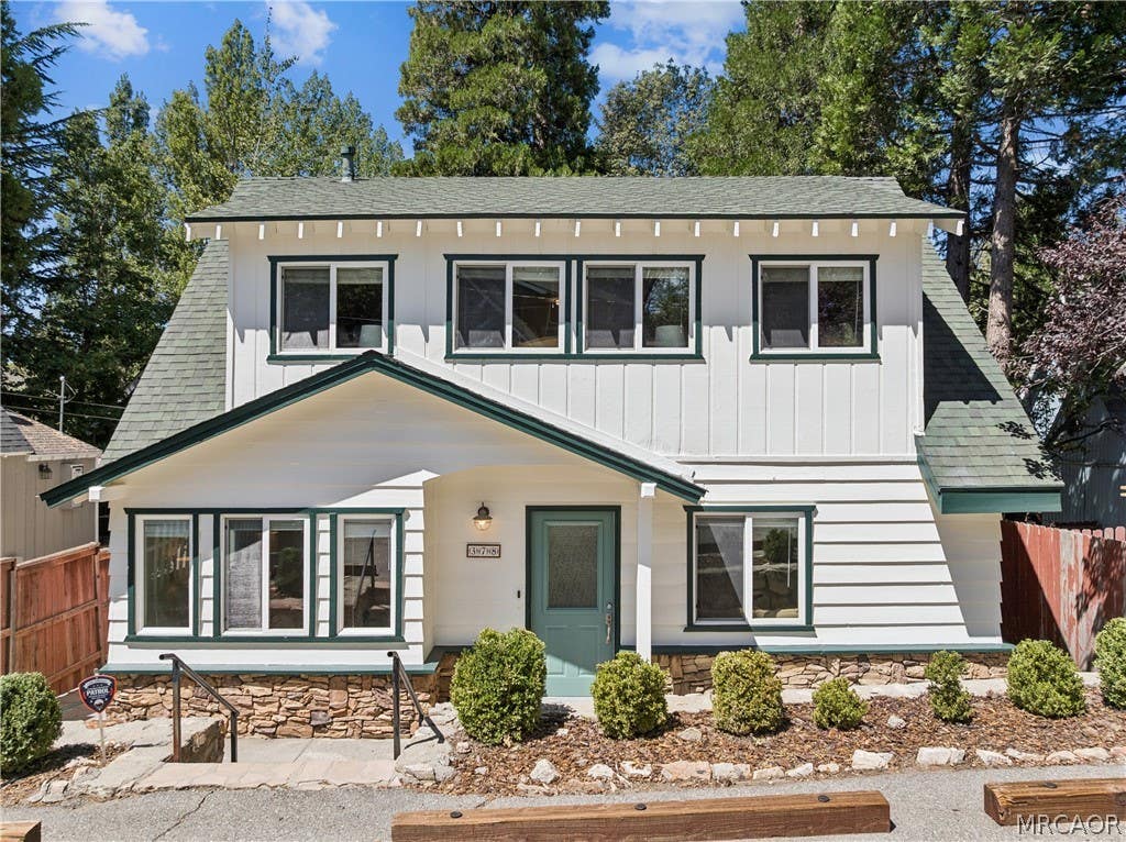 Photo of 378 Oak Drive, Lake Arrowhead, CA 92352 (MLS # 32602008)