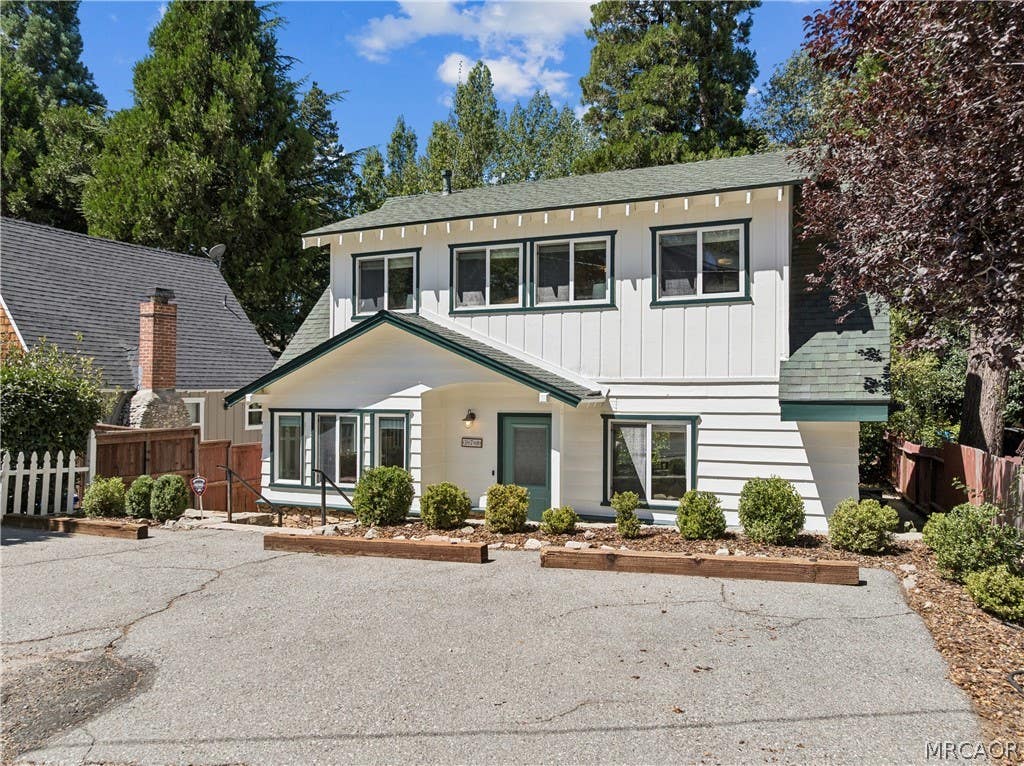 Photo of 378 Oak Drive, Lake Arrowhead, CA 92352 (MLS # 32602008)
