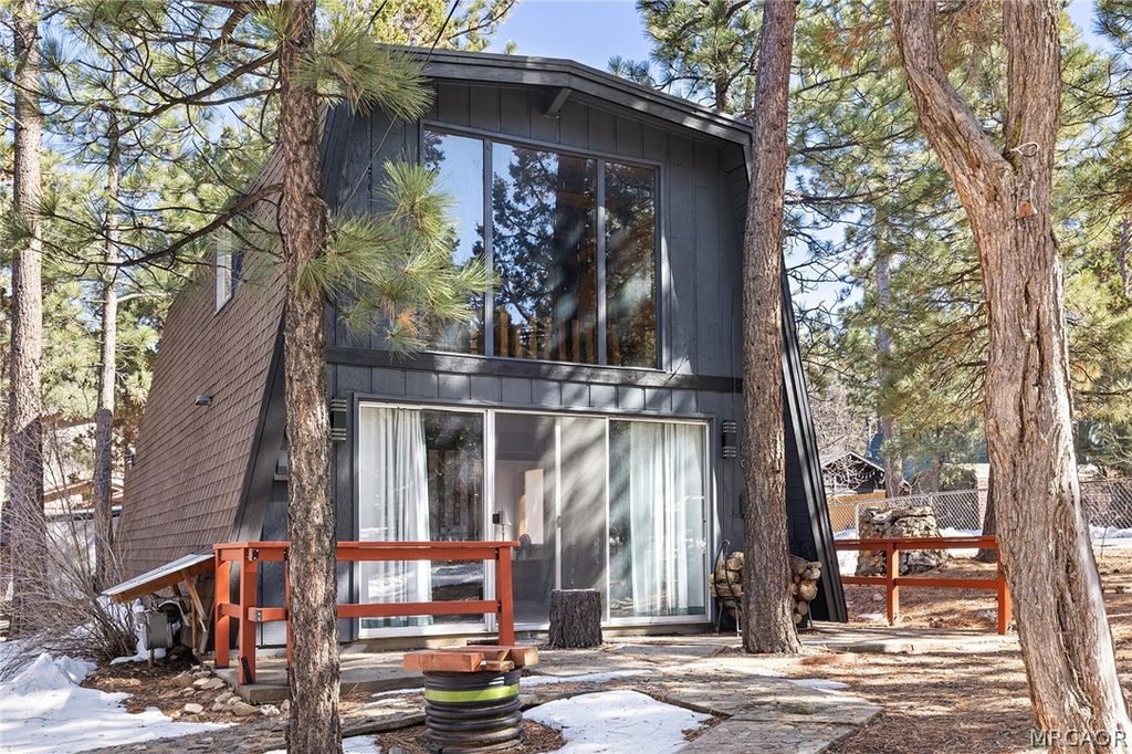 Photo of 189 Moreno Lane, Sugarloaf, CA 92386 (MLS # 32601215)