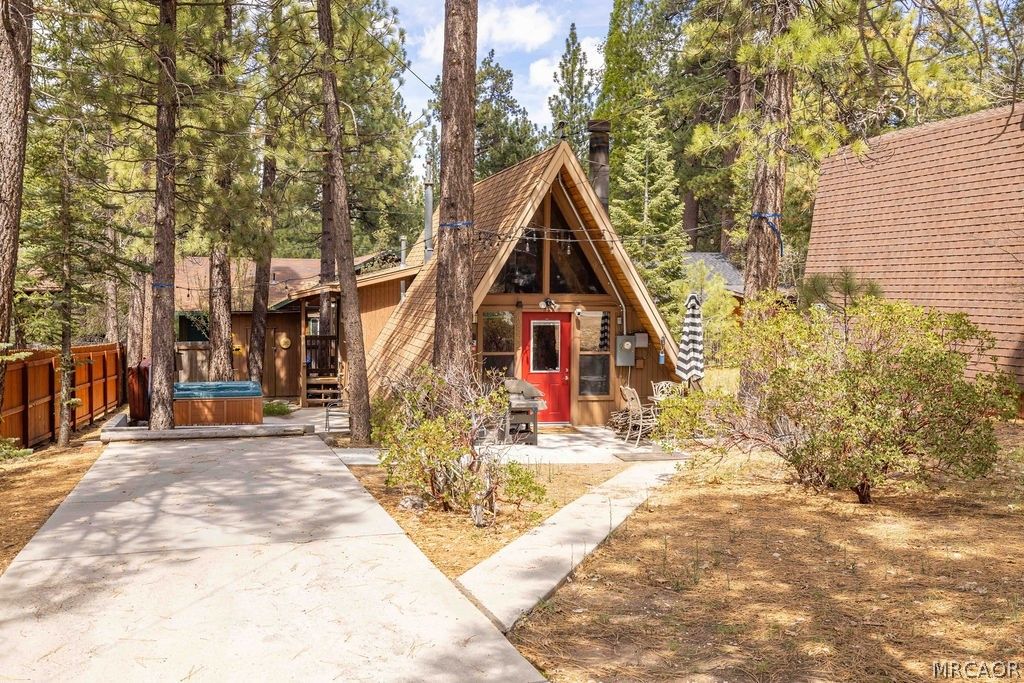 Photo of 42532 Willow Avenue, Big Bear Lake, CA 92315 (MLS # 32600797)