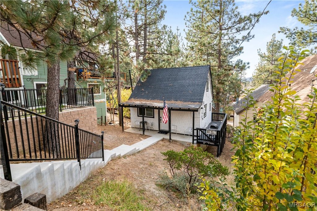 Photo of 688 Main Street, Big Bear Lake, CA 92315 (MLS # 32600198)