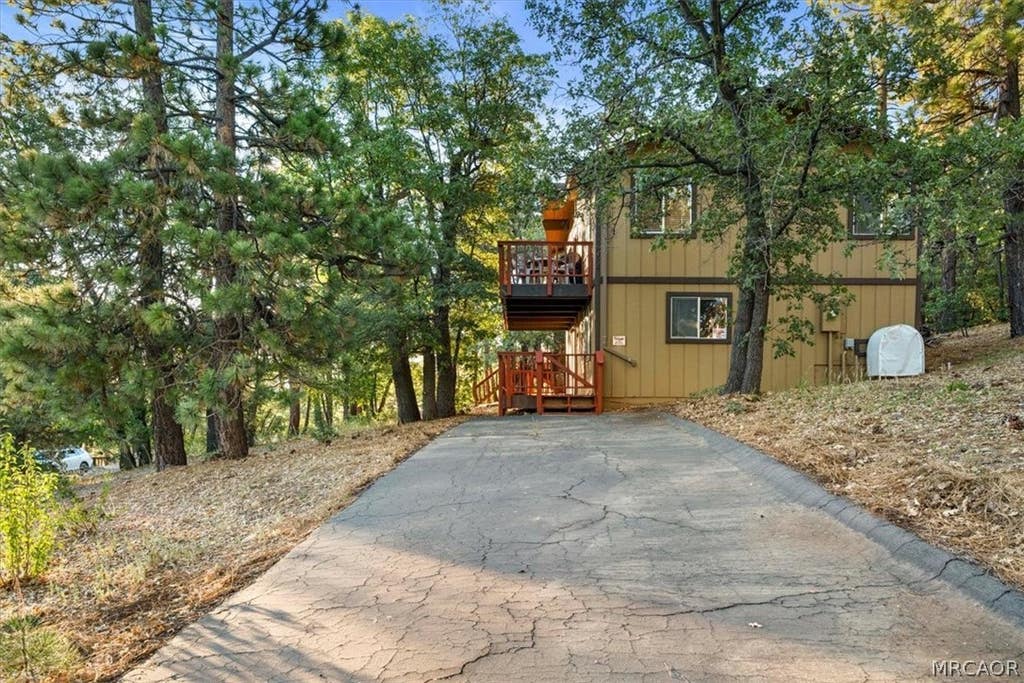 Photo of 1501 Tuolumne Road, Big Bear City, CA 92314 (MLS # 32601486)