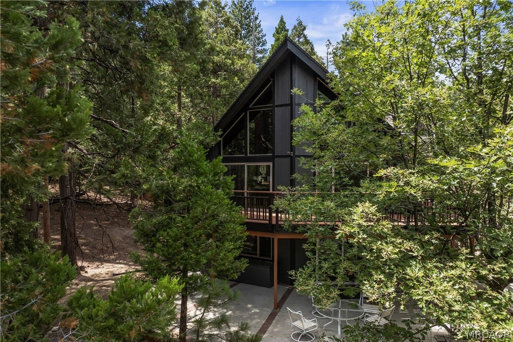 Photo of 260 El Dorado Drive, Lake Arrowhead, CA 92352 (MLS # 32601676)