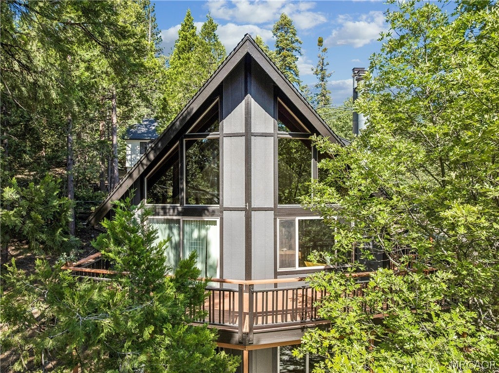 Photo of 260 El Dorado Drive, Lake Arrowhead, CA 92352 (MLS # 32601676)