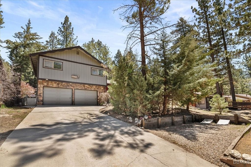 Photo of 383 Catalina Road, Big Bear Lake, CA 92315 (MLS # 32502011)