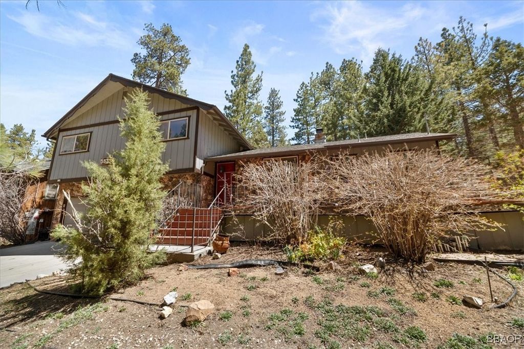 Photo of 383 Catalina Road, Big Bear Lake, CA 92315 (MLS # 32502011)
