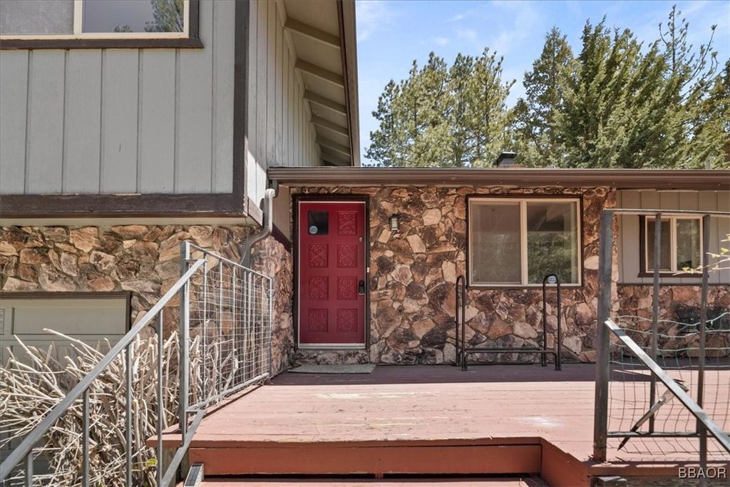 Photo of 383 Catalina Road, Big Bear Lake, CA 92315 (MLS # 32502011)