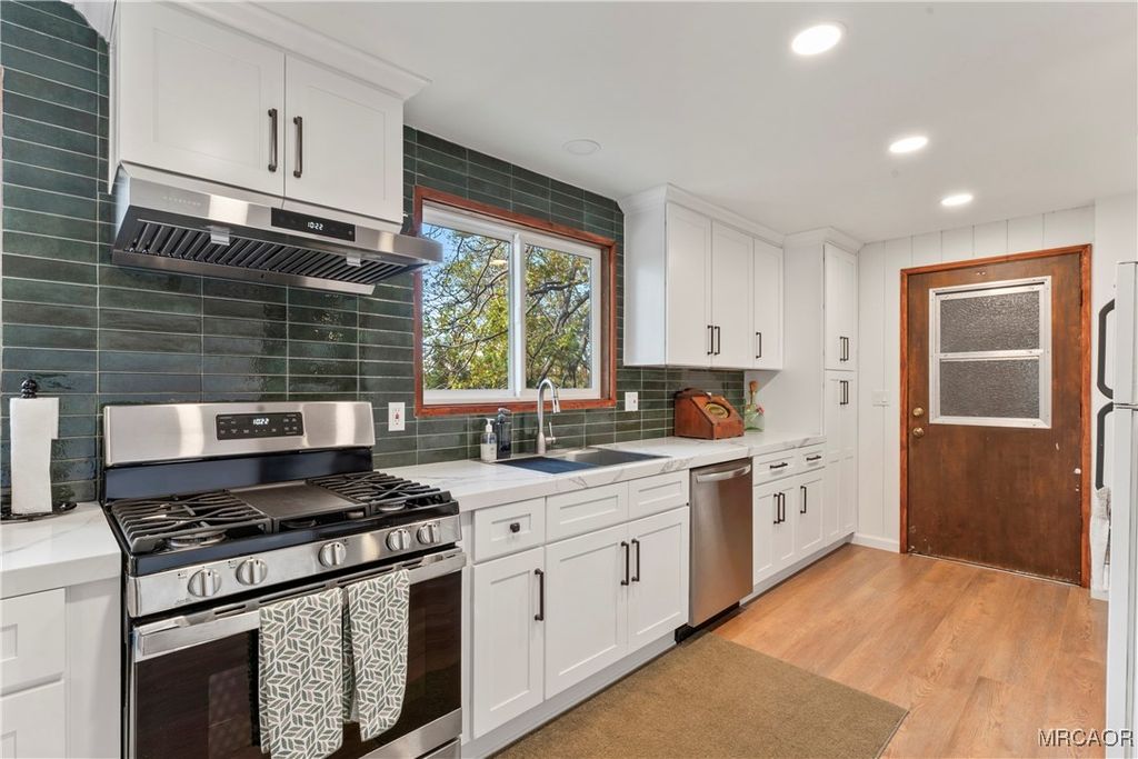 Photo of 1294 Kodiak Drive, Lake Arrowhead, CA 92352 (MLS # 32502709)