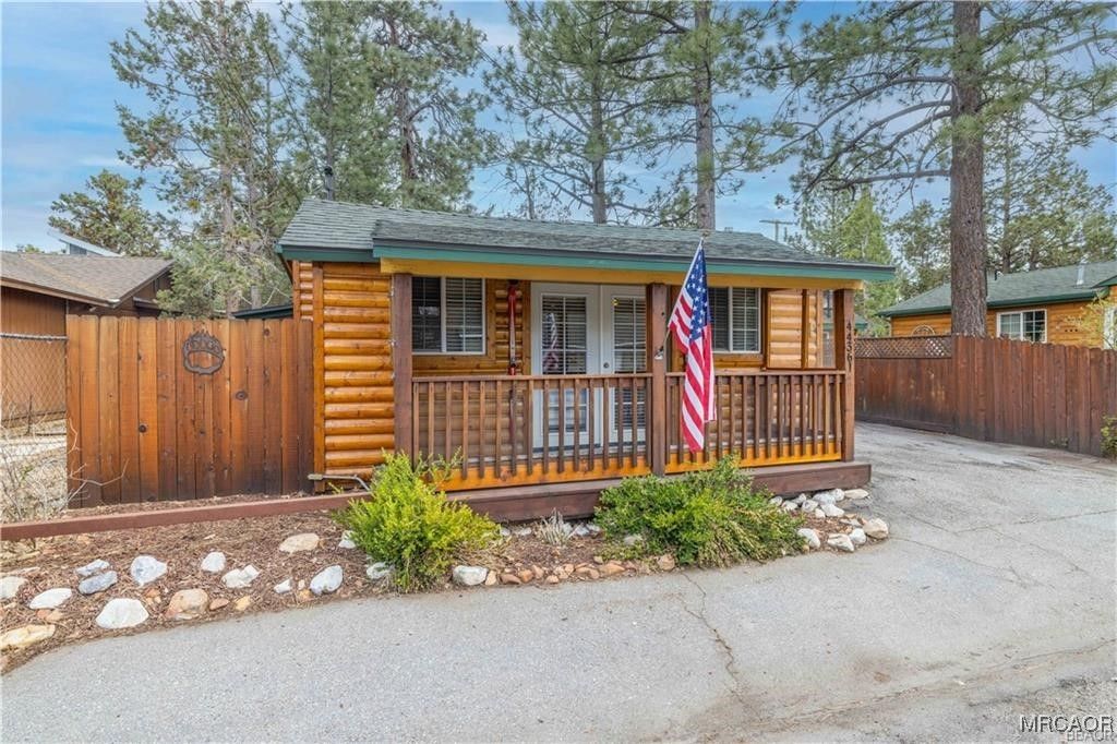 Photo of 44361 Silver Pine Road, Sugarloaf, CA 92386 (MLS # 32502711)