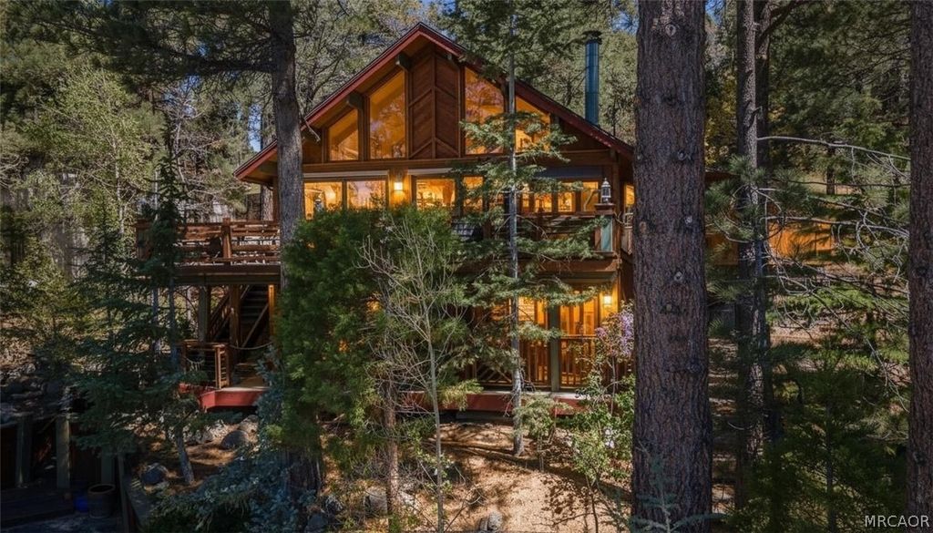 Photo of 845 Menlo Drive, Big Bear Lake, CA 92315 (MLS # 32600886)
