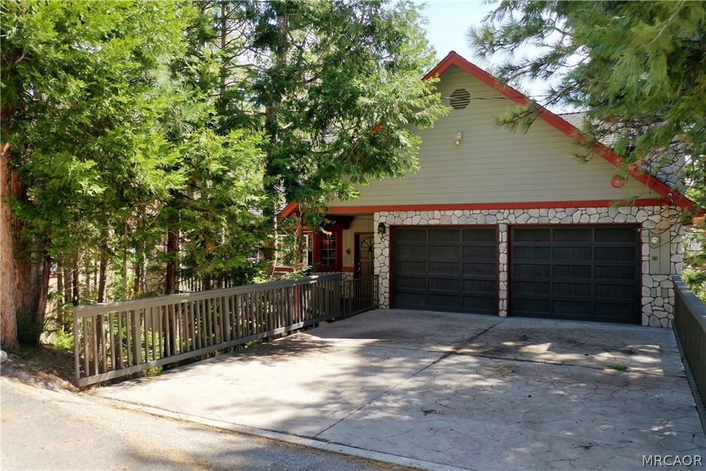 Photo of 783 Crown Drive, Lake Arrowhead, CA 92352 (MLS # 32600239)