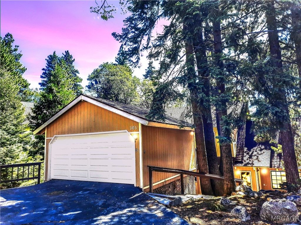 Photo of 305 Auburn Drive, Lake Arrowhead, CA 92352 (MLS # 32502247)