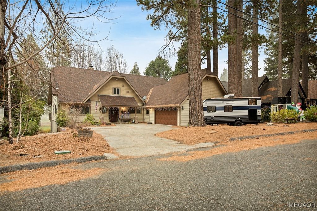 Photo of 435 Riviera Drive, Lake Arrowhead, CA 92352 (MLS # 32502872)
