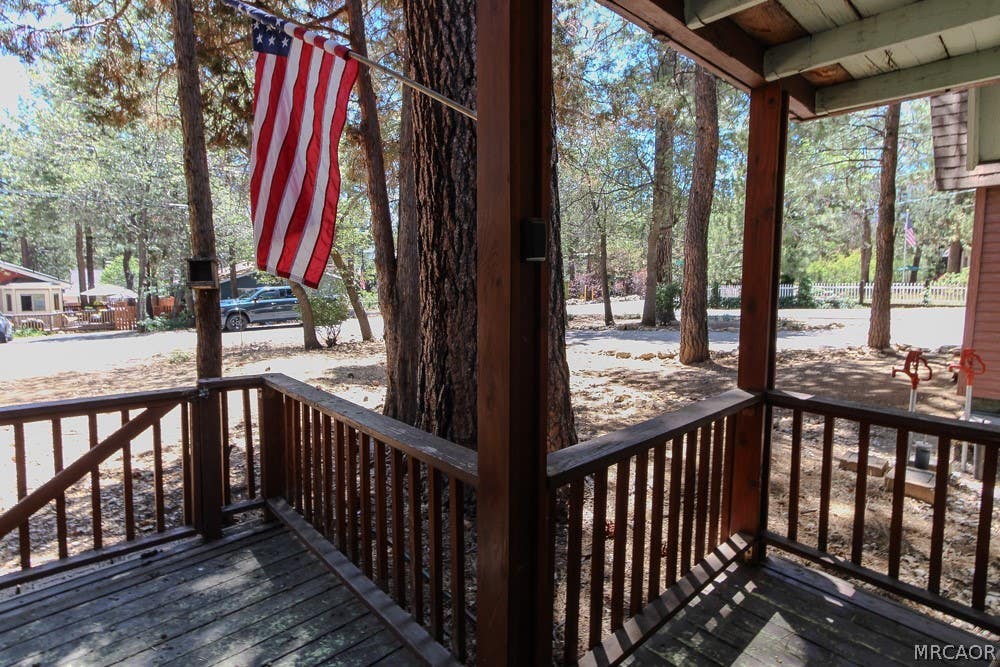 Photo of 370 Victoria Ln, Sugarloaf, CA 92386 (MLS # 32601730)