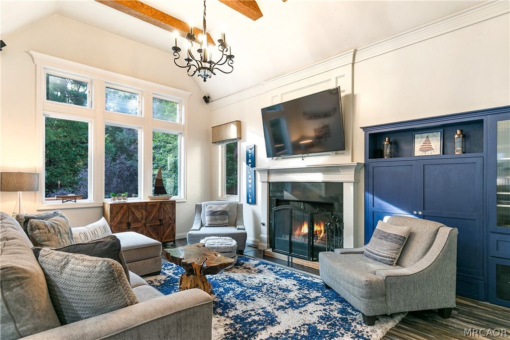 Photo of 343 Garden Drive, Lake Arrowhead, CA 92352 (MLS # 32600584)