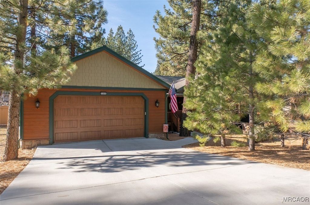 Photo of 138 Crater Lake Road, Big Bear Lake, CA 92315 (MLS # 32600193)