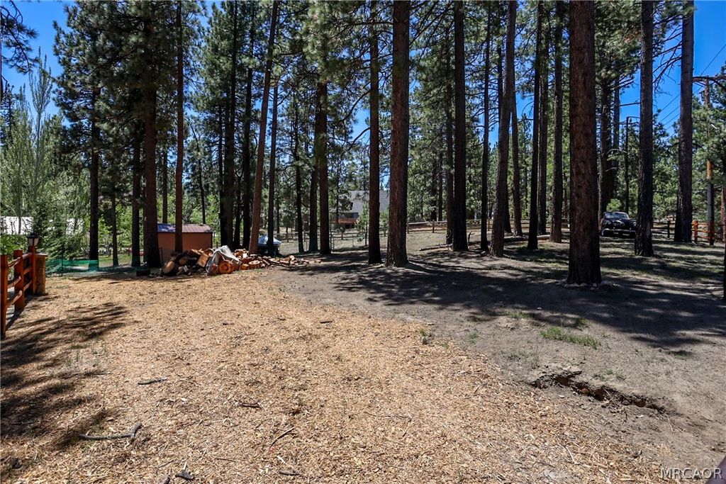 Photo of 0 Lakeview Drive, Big Bear Lake, CA 92315 (MLS # 32601174)
