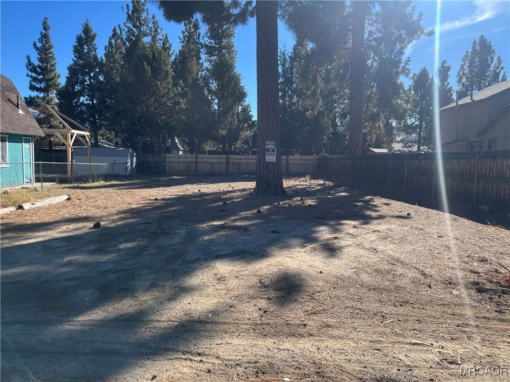 Photo of 324 E Tiger Lily Drive, Big Bear City, CA 92314 (MLS # 32502788)