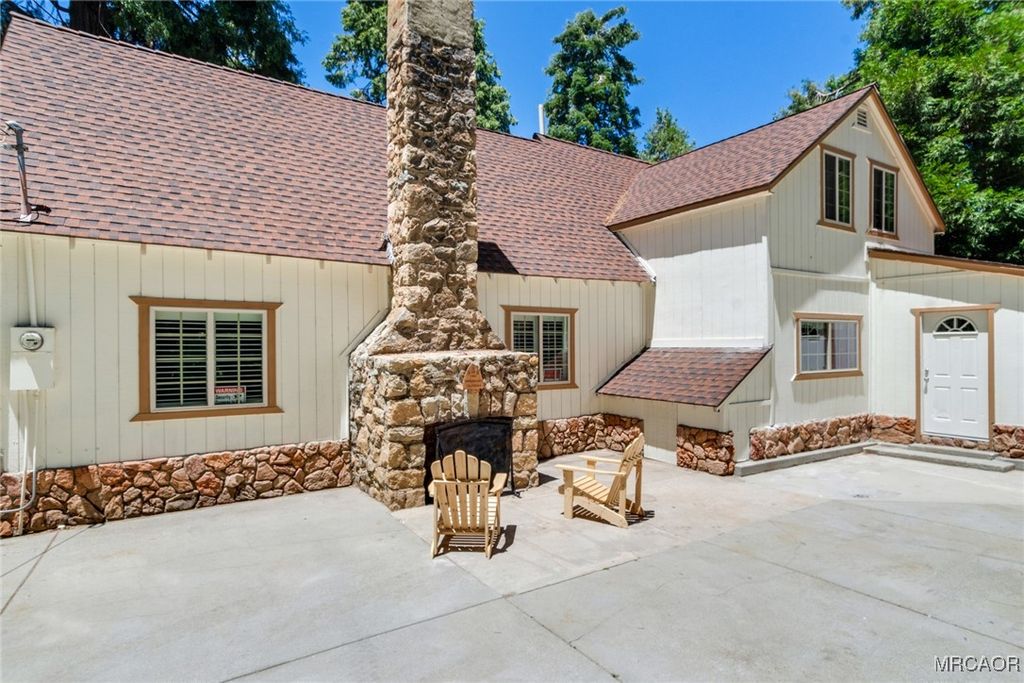 Photo of 901 Ca-173 Highway, Lake Arrowhead, CA 92352 (MLS # 32502816)