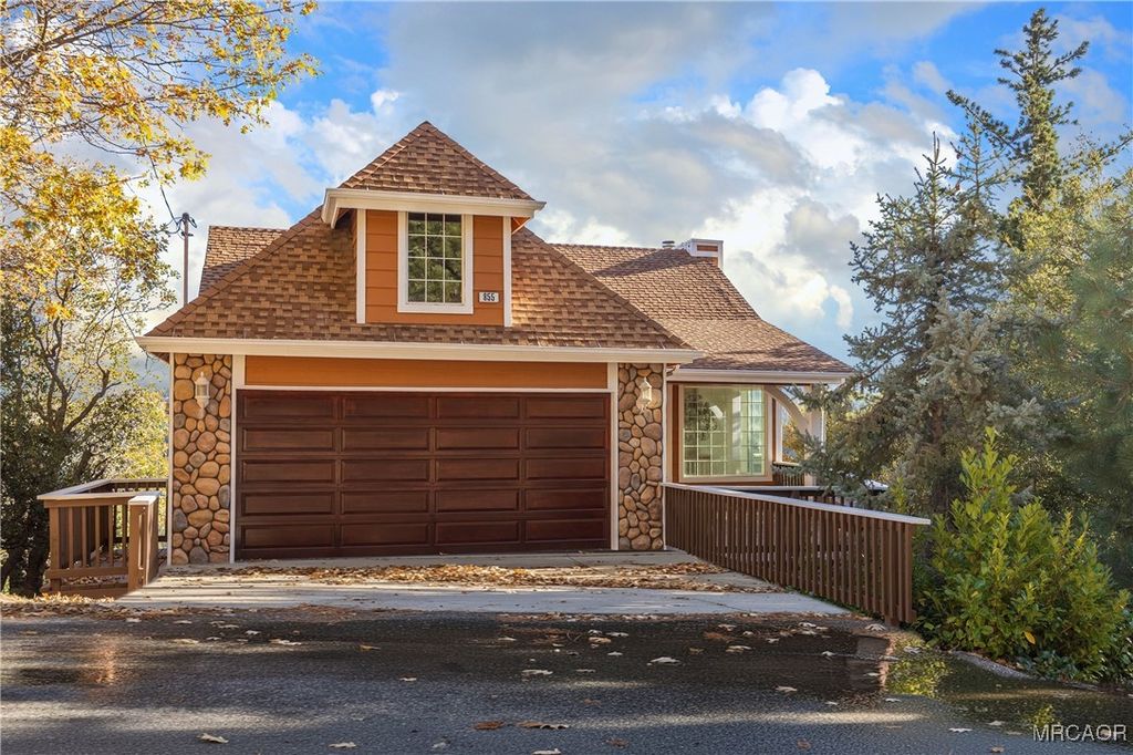 Photo of 855 Sonoma Drive, Lake Arrowhead, CA 92352 (MLS # 32502193)