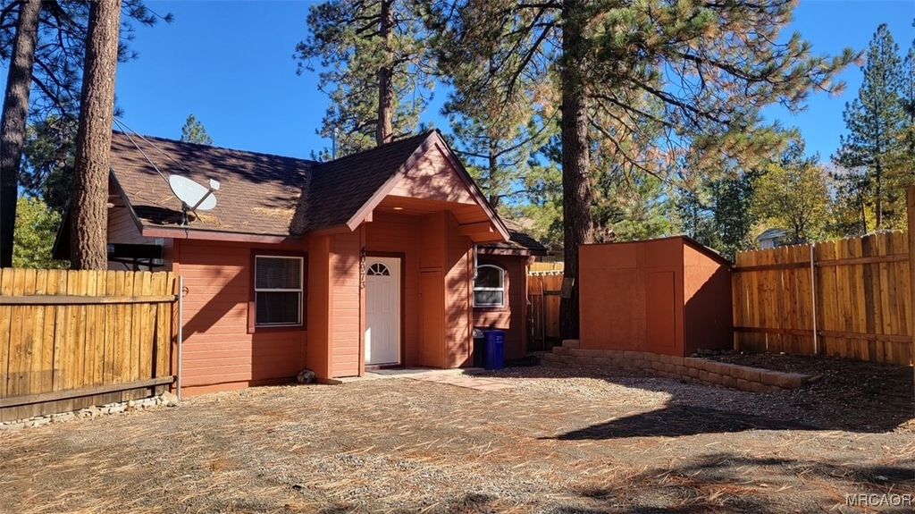 Photo of 40971 Pennsylvania Avenue, Big Bear Lake, CA 92315 (MLS # 32502501)