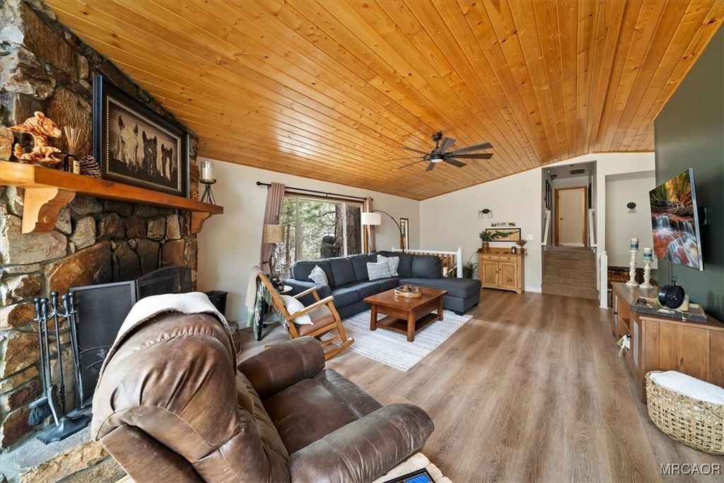 Photo of 41604 Hummingbird Lane, Big Bear Lake, CA 92315 (MLS # 32600032)
