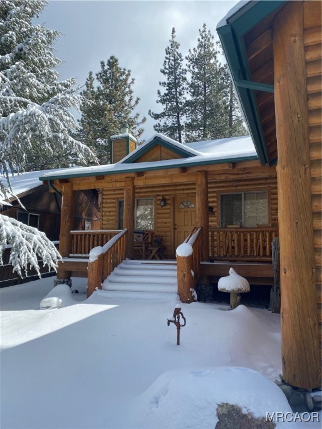 Photo of 137 Pinon Place, Big Bear Lake, CA 92315 (MLS # 32501635)