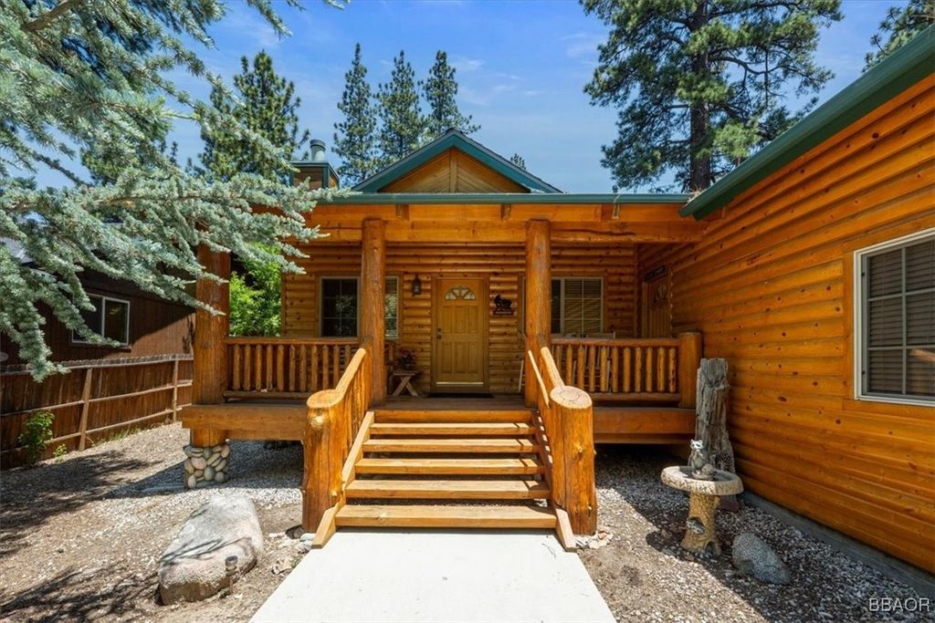 Photo of 137 Pinon Place, Big Bear Lake, CA 92315 (MLS # 32501635)