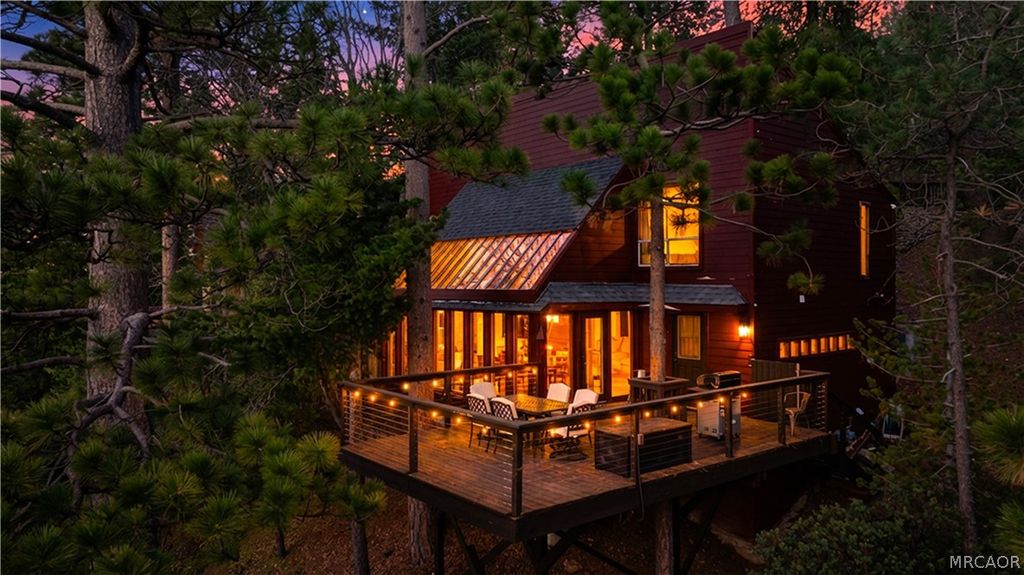 Photo of 1370 Calgary Drive, Lake Arrowhead, CA 92352 (MLS # 32600245)