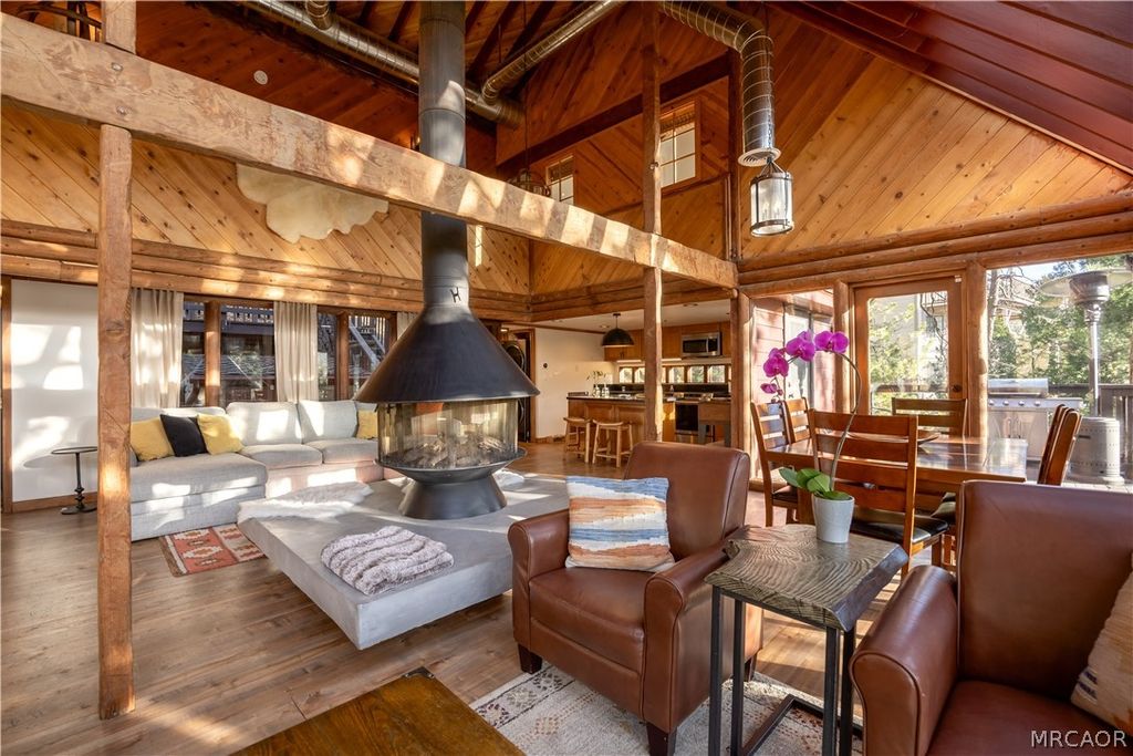 Photo of 1370 Calgary Drive, Lake Arrowhead, CA 92352 (MLS # 32600245)