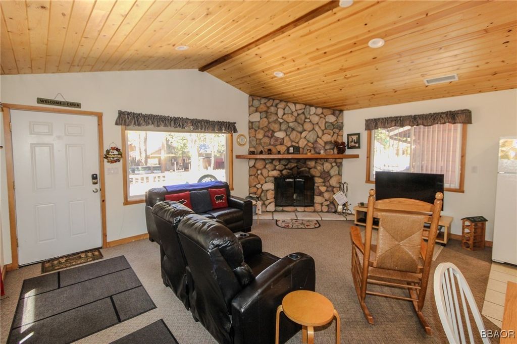 Photo of 42679 La Placida Avenue, Big Bear Lake, CA 92315 (MLS # 32501658)
