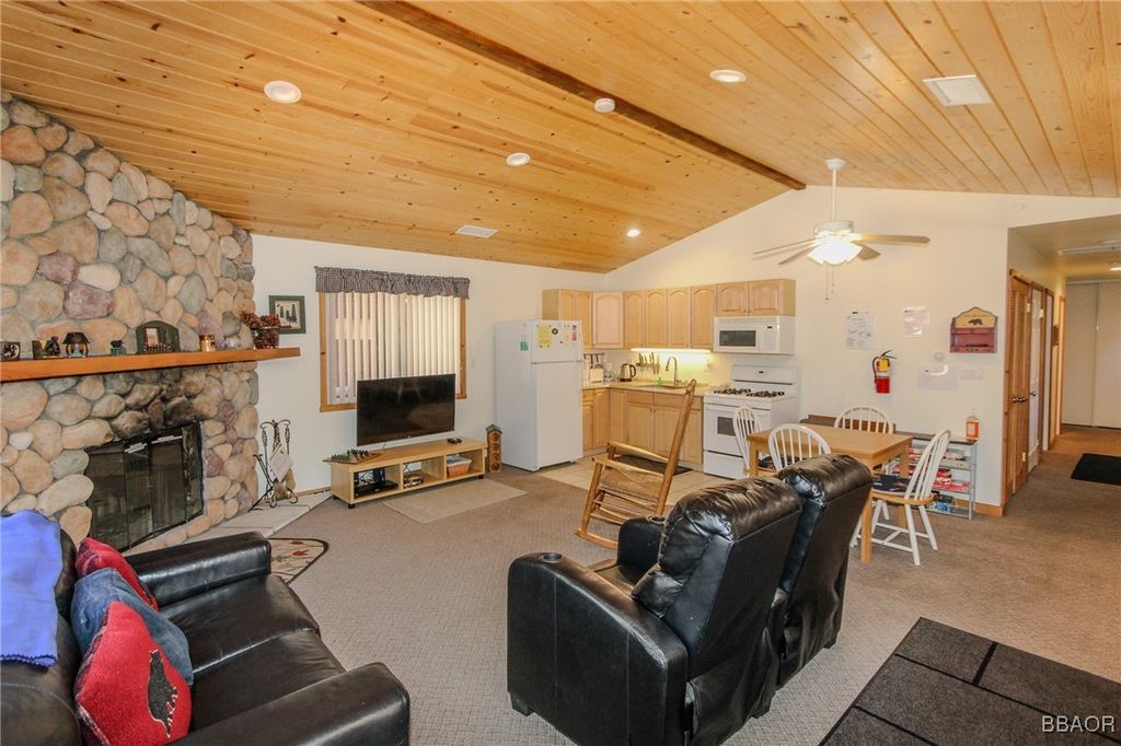 Photo of 42679 La Placida Avenue, Big Bear Lake, CA 92315 (MLS # 32501658)