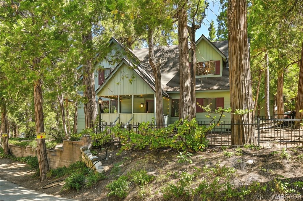 Photo of 157 Bret Harte Road, Lake Arrowhead, CA 92352 (MLS # 32601203)