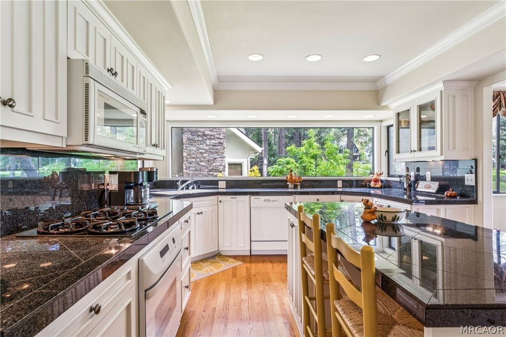 Photo of 653 Brentwood Drive, Lake Arrowhead, CA 92352 (MLS # 32601009)