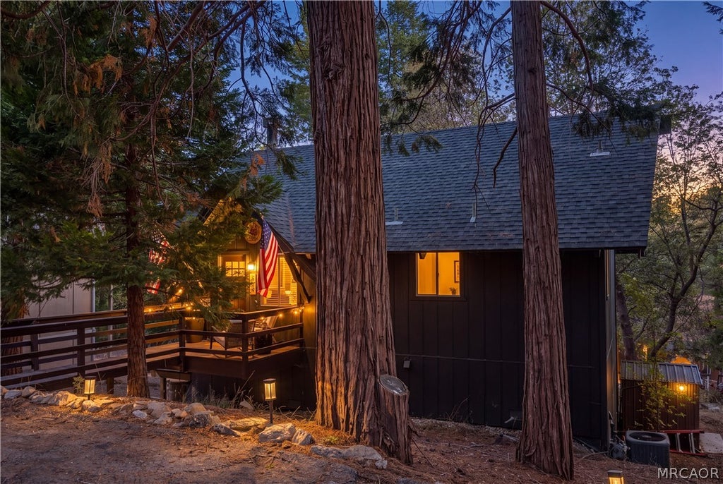 Photo of 554 Pioneer Road, Lake Arrowhead, CA 92352 (MLS # 32602057)