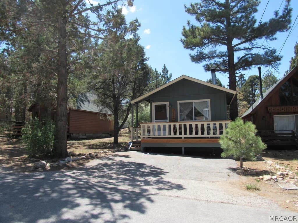 Photo of 136 Pine Lane, Big Bear Lake, CA 92386 (MLS # 32601853)