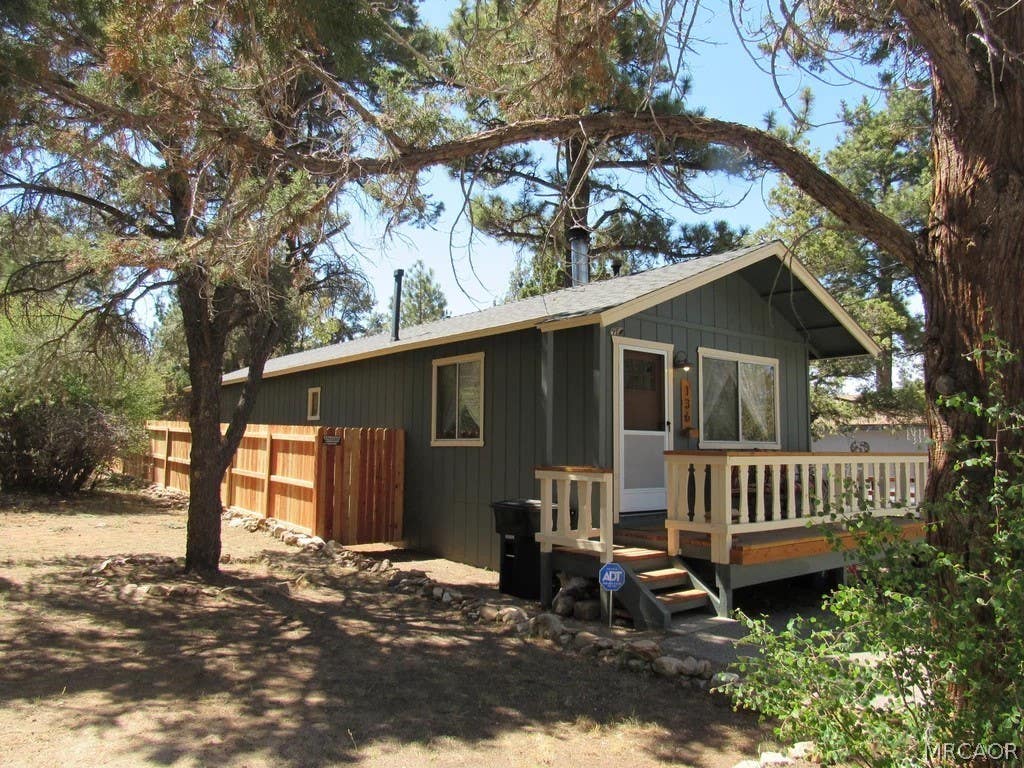 Photo of 136 Pine Lane, Big Bear Lake, CA 92386 (MLS # 32601853)