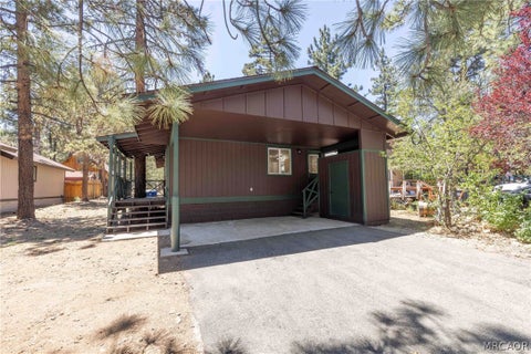 Photo of 448 Victoria Lane, Sugarloaf, CA 92386 (MLS # 32601834)