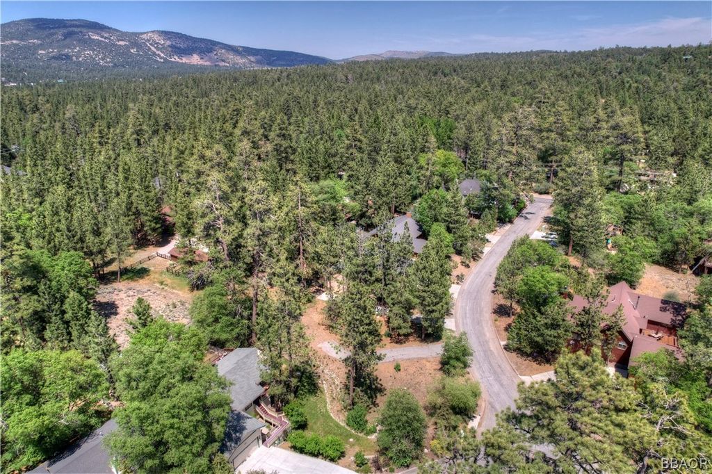 Photo of 1239 Alpenweg Dr, Big Bear Lake, CA 92315 (MLS # 32405039)