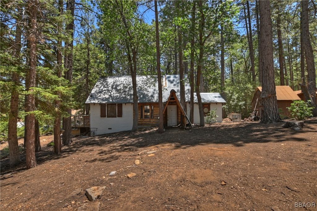 Photo of 813 Eureka Drive, Big Bear Lake, CA 92315 (MLS # 32501508)