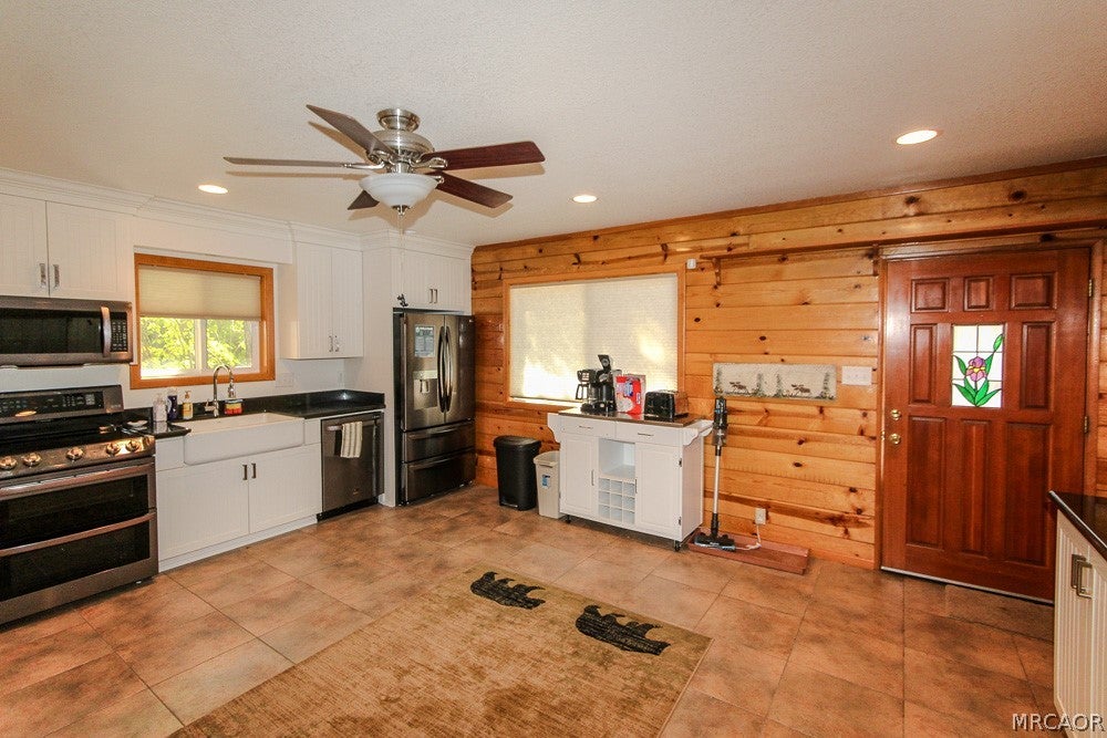 Photo of 583 Orange Avenue, Sugarloaf, CA 92386 (MLS # 32602331)