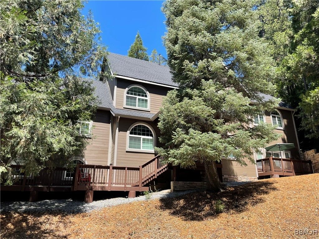 Photo of 27312 Little Bear Road, Lake Arrowhead, CA 92352 (MLS # 32502022)