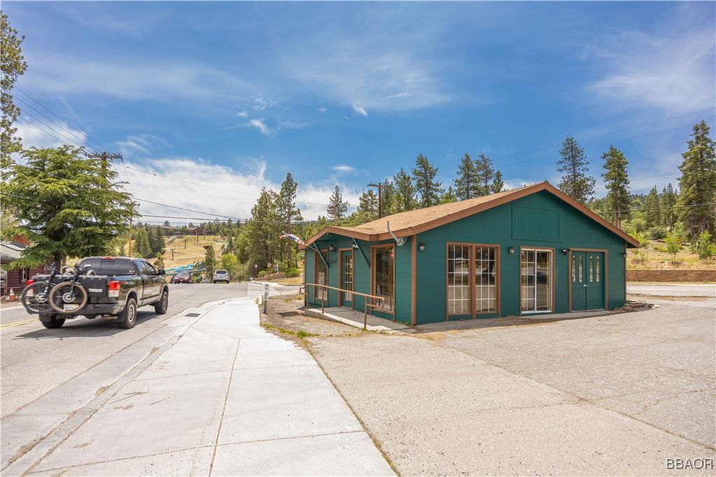 Photo of 40277 Big Bear Boulevard, Big Bear Lake, CA 92315 (MLS # 32501592)